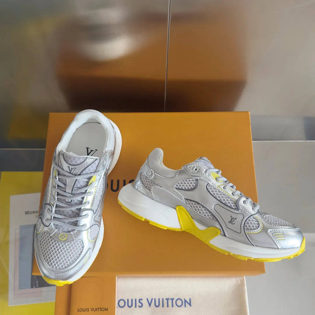 Top version: Couple model 640💰 LV Louis Vuitton L House Donkey Brand Latest Olympia Series Couple Model Silver Horn King Casual Sports Shoes Running Shoes This LV Olympia sports shoe combines mesh fabric and metallic synthetic leather and other technical fabrics to reinterpret the classic running shoe design with a neat and simple design. Lightweight EVA outsole provides a stretchy fit. Rich details such as Monogram embossing and LV letters establish recognition. Exquisite packaging at the delivery counter🛍📦 ▪️Fabric: original imported technical fabric + mesh ▪️Inner lining: original customized breathable mesh ▪️Sole: original molded rubber foam material ▪️Sole thickness: 3.5CM ▪️Size: women's 35-40 / men's 39-44
